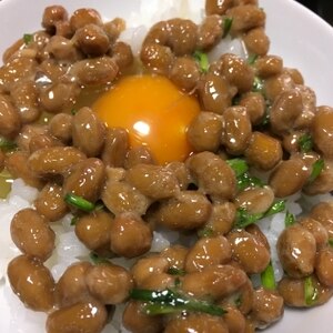 ねぎと納豆と辛子とめんつゆの卵かけご飯